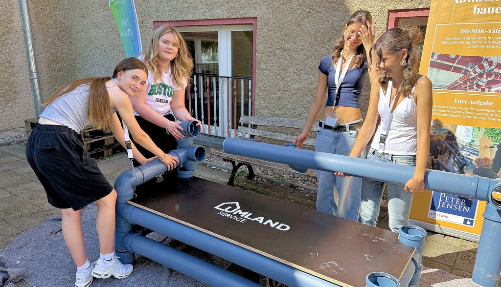 Zoe, Leni, Pia und Johanna stellten sich beim Zusammenbau einer Bank aus Rohren auf dem Schulhof in Schneidlingen geschickter an als die Jungen.