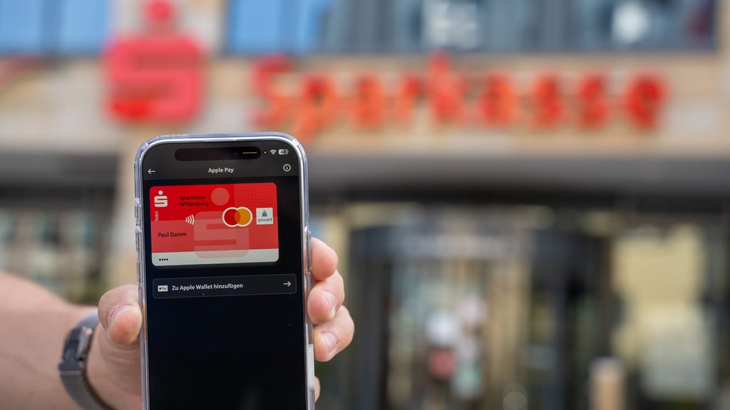 Mit Apple Pay können Sparkassen-Kunden in Wittenberg seit April jetzt auch mit dem iPhone kontaktlos bezahlen. Zuvor hatte das Institut den Dienst lange Zeit nicht angeboten.