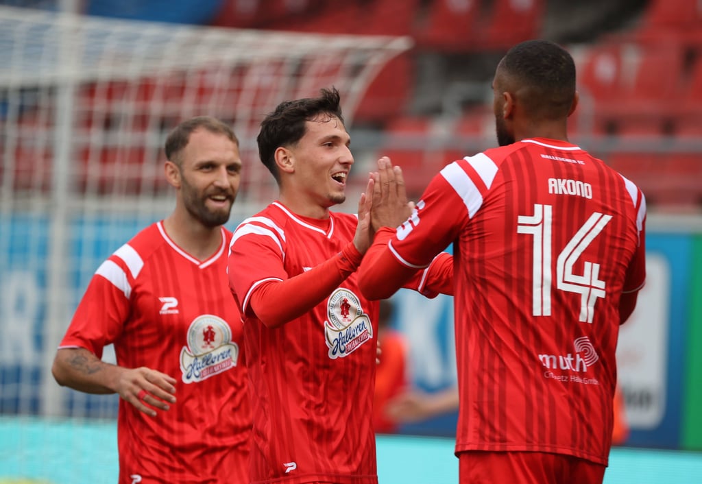 Pierre Weber (M.) und Cyrill Akono (r.) bildeten gegen den FSV Luckenwalde überraschend die Flügelzange des HFC.