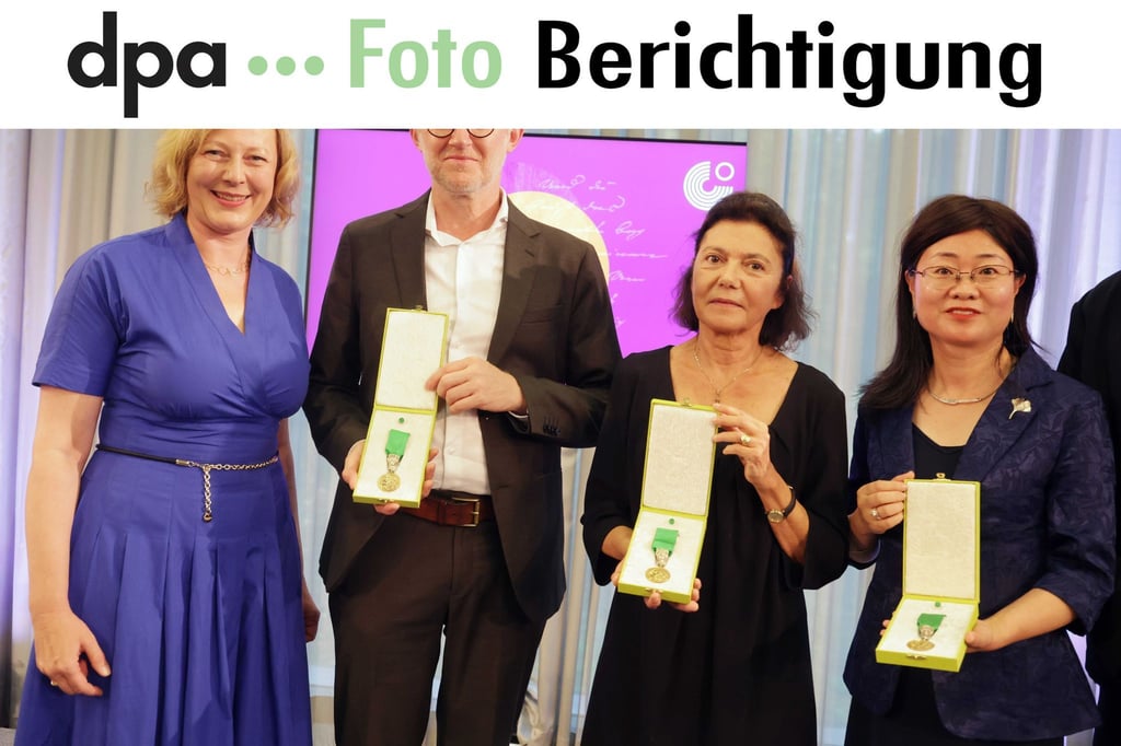 Mit der Goethe-Medaille wurden der Autor David Van Reybrouck aus Belgien, die Sprachwissenschaftlerin Li Yuan aus China und der in der Türkei inhaftierte Kulturförderer Osman Kavala ausgezeichnet. Für Kavala nahm dessen Ehefrau Ayse Bugra die Ehrung entgegen.