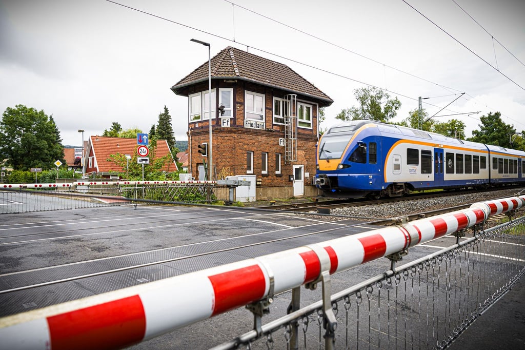 Der Bahnhof Friedland liegt im Landkreis Göttingen, im südlichsten Zipfel Niedersachsens am Drei-Länder-Eck mit Hessen und Thüringen.