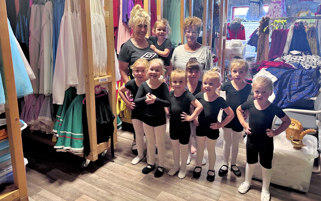 Gudrun Becker und Sylvana Menzer (l.) stehen in ihrem Fundus. Dieser muss inklusive Kids für die Auftritte von A nach B gefahren werden.
