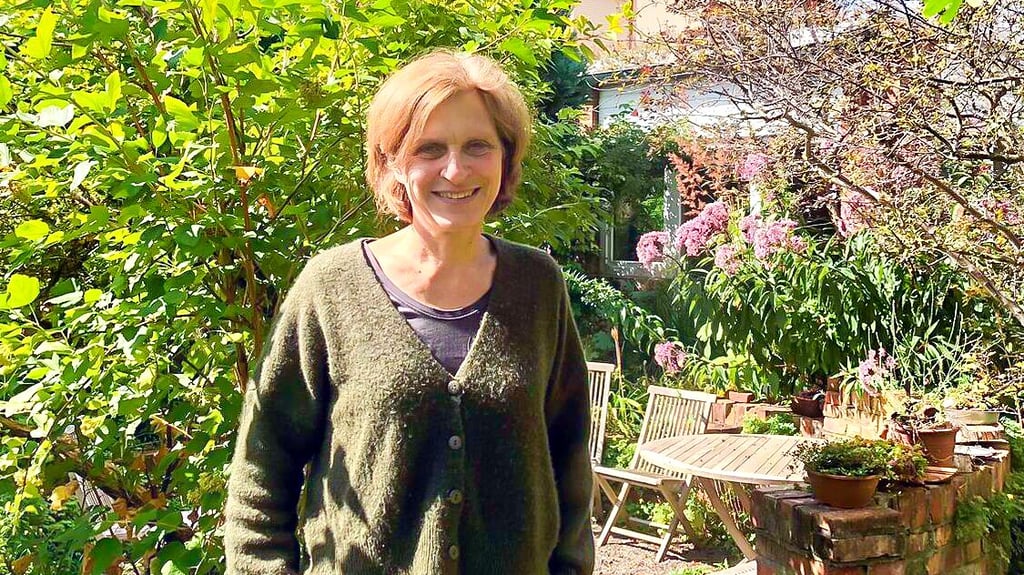 Heilpraktikerin Sabine Priezel in ihrem Garten in Wittenberg – hier tankt sie Ruhe für ihre Hypnose-Arbeit.