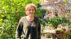 Heilpraktikerin Sabine Priezel in ihrem Garten in Wittenberg –  hier tankt sie Ruhe für ihre Hypnose-Arbeit.