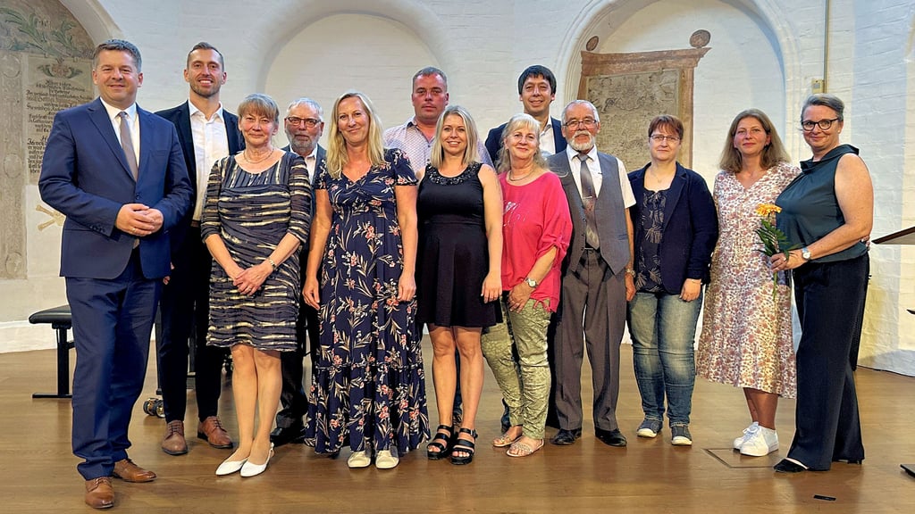 Gratulanten und "Engagment auf dem Land"-Preisträger (von links): Minister Sven Schulze, Oberbürgermeister Bastian Sieler, Sieglinde Lühe, Bernd-Peter Jenderze, Susanne Rudel, Guido Hahne, Sabrina-Melissa Nitschke, Kerstin Michaelis, Landrat Patrick Puhlmann, Lothar Hinz, Kati Sprenger, Svenja Reher und Michaela Oneßeit. Es fehlt: Markus Mösenthin.