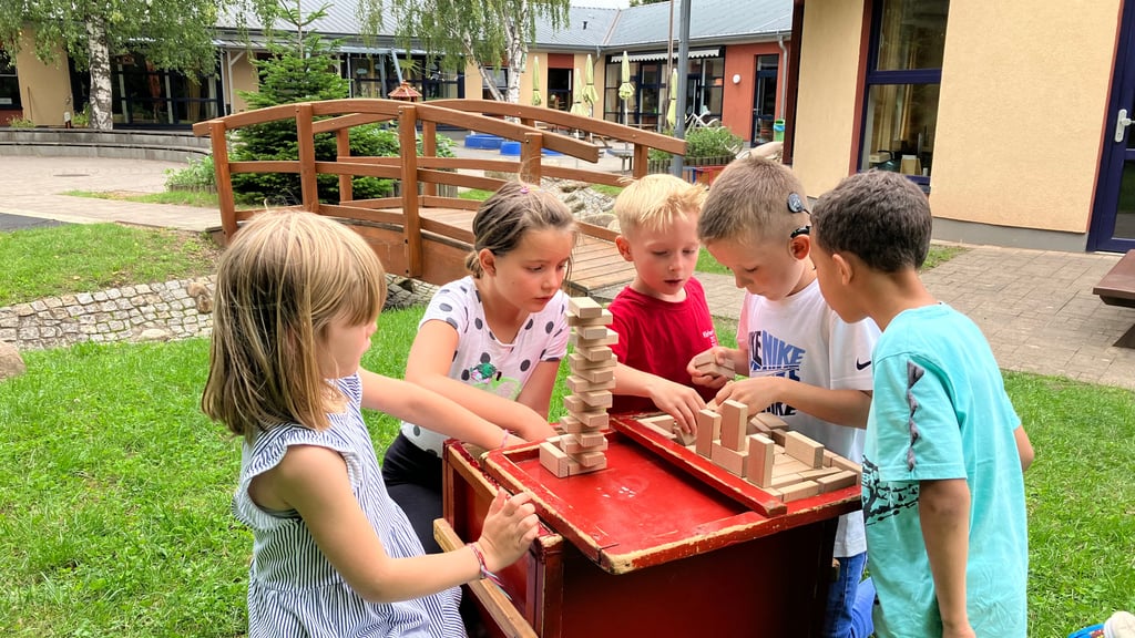 „Spielstunden“-Kinder bauen mit Klötzen aus der alten Holzkiste, die schon vor Jahrzehnten zum Inventar der Neinstedter Kita gehörte.