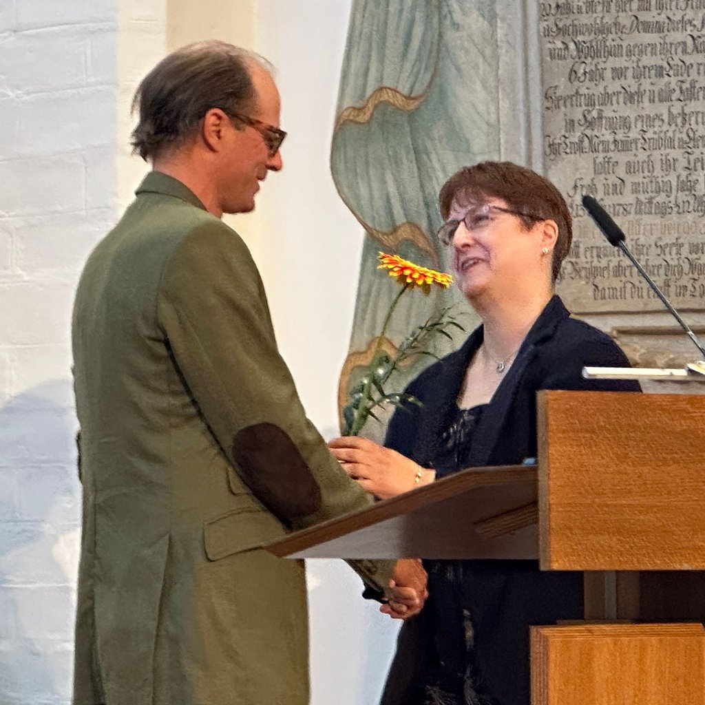 Hans-Georg von Engelbrechten-Ilow gratuliert Kati Sprenger aus Wittenmoor.