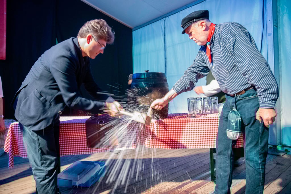 Oberbürgermeister Robert Reck am Donnerstagabend bei der Eröffnung des Roßlauer Schifferfestes 2025.
