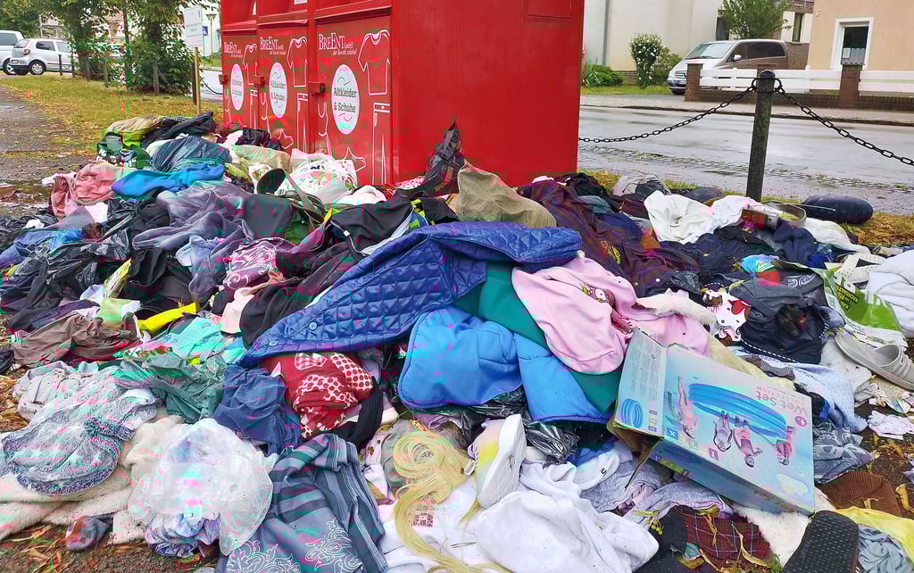Lumpen- und Müllhaufen: Der Alttextilien-Containerplatz auf dem Tivoliplatz ist weiter der Hotspot in der Stadt für illegale Müllentsorgung.