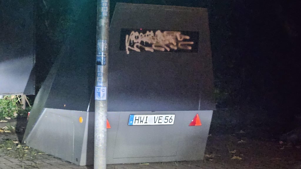 Der neue Blitzer, den die Stadt Magdeburg in dieser Woche in Betrieb genommen hat, wurde schon beschmiert.