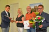 Der Bernburger Amtsgerichtsdirektor Dr. Eike Papesch (links) und Saale-Wipper-Verbandsgemeinde-Bürgermeister Jan Ochmann (rechts) würdigen das zehnjährige Engagement von Diana von Zweydorf und Kurt Schuller als Schiedspersonen in der Schiedsstelle Güsten. 