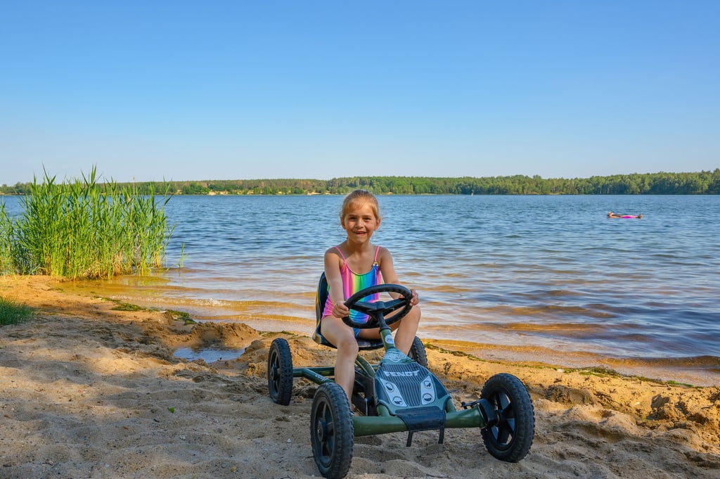 Am Bergwitzsee kommen Kinder beim Planschen, Paddeln und Spielen voll auf ihre Kosten.