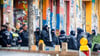 Die Polizei durchsucht ein bekanntes Haus der linksextremen Szene in Berlin-Friedrichshain.