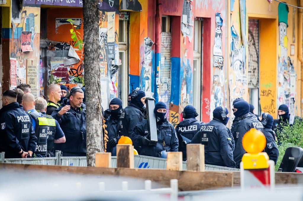 Die Polizei durchsucht ein bekanntes Haus der linksextremen Szene in Berlin-Friedrichshain.