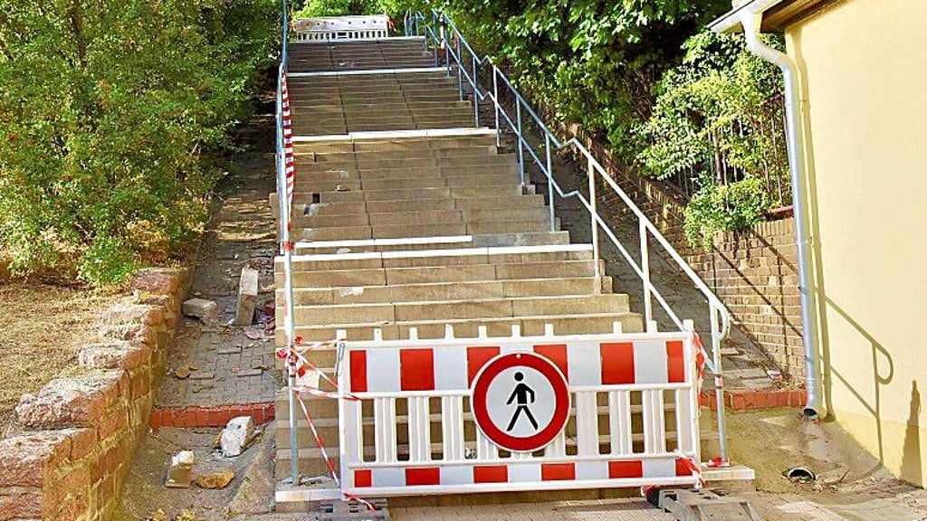 Die beschädigte Treppe am Breiten Weg ist gesperrt.