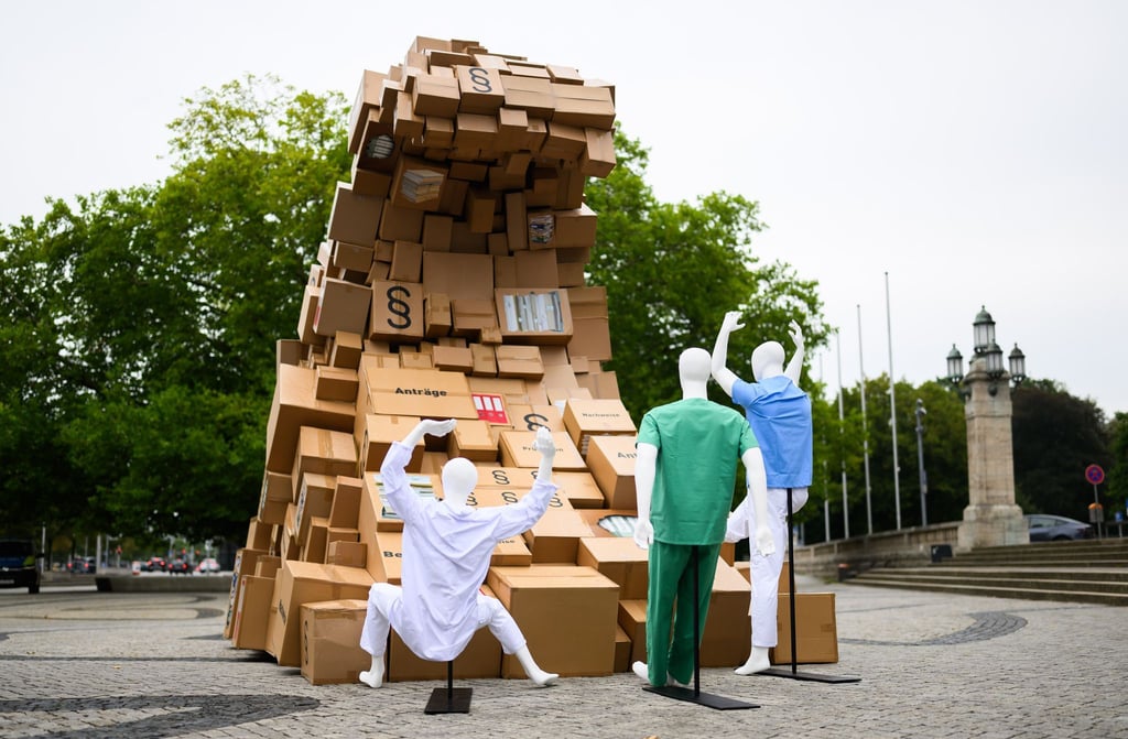 Vor Hannovers Rathaus türmen sich die Kartons – ein Protest gegen zu viele Vorschriften in der Patientenversorgung.