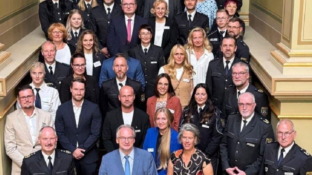 Merkwürdiger Polizei-Foto aus Sachsen-Anhalt: In der dritten Reihe über Ministerpräsident Reiner Haseloff (CDU) - vorn im blauen Anzug - steht der Mann ohne Kopf. Inzwischen ist das Foto gelöscht. 