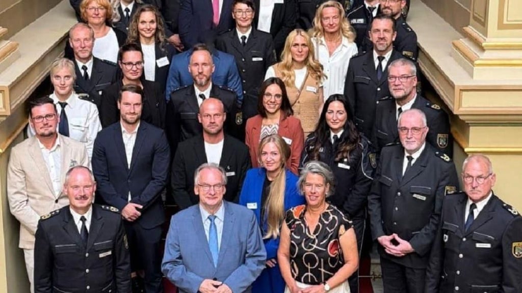 In der dritten Reihe über Ministerpräsident Reiner Haseloff (CDU) - vorn im blauen Anzug - steht der Mann ohne Kopf.