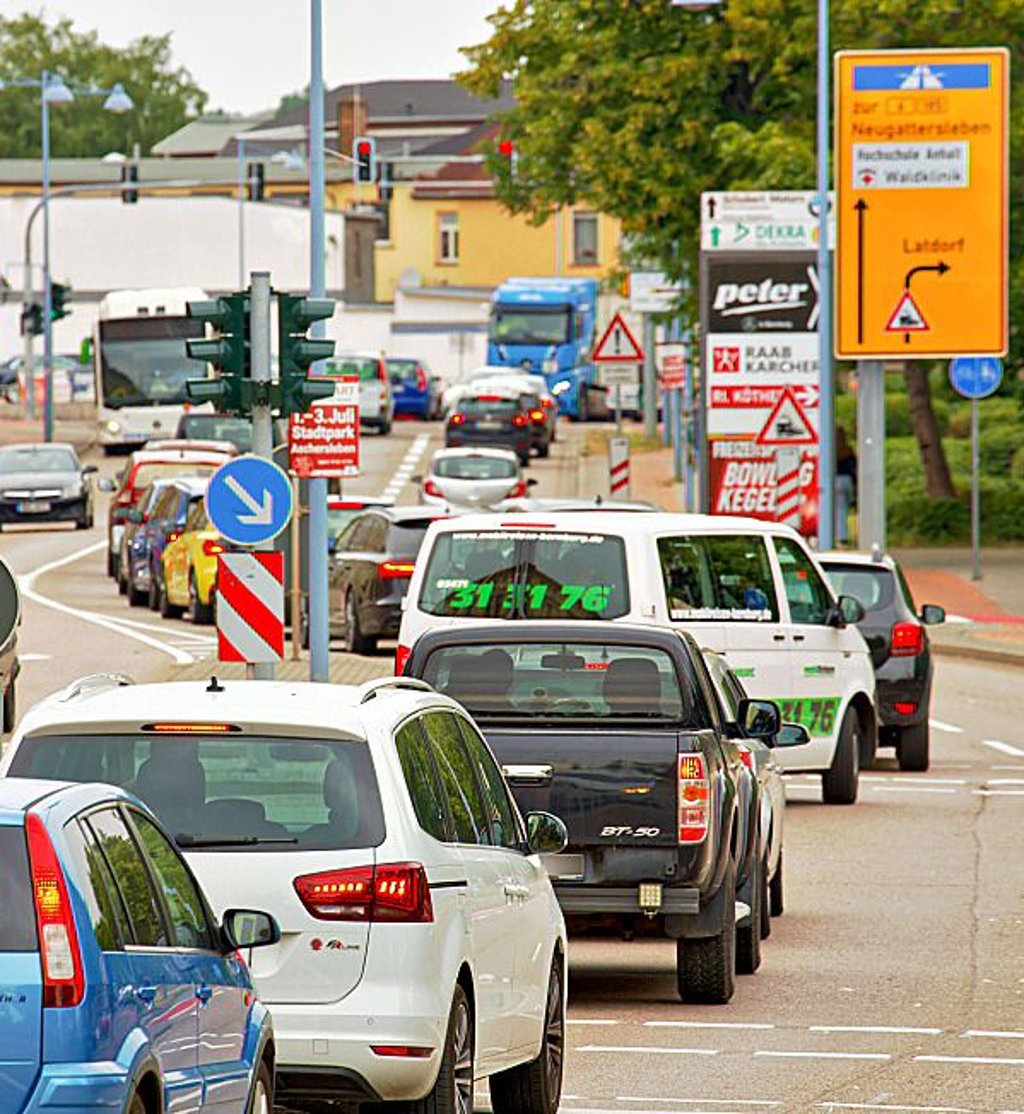 Der Unfall sorgte für noch mehr Stau entlang der Bahnhofstraße.