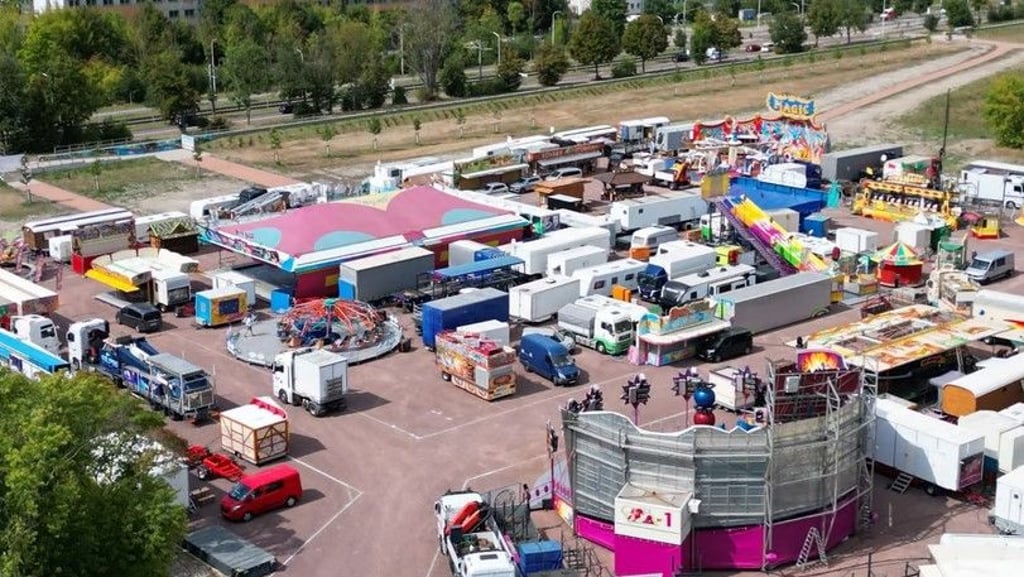 Der Jahrmarkt auf dem Festplatz am Gimritzer Damm in Halle nimmt Gestalt an. 60 Schausteller aus ganz Deutschland und Frankreich haben ihre Fahrgeschäfte für das Laternenfest aufgebaut.