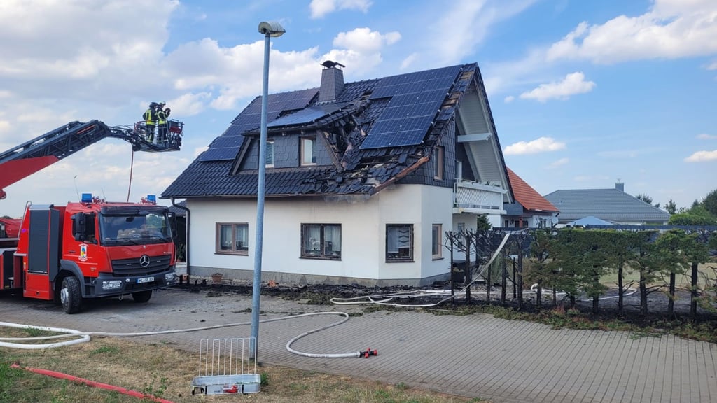 Bei einem Brand in Walbeck wurde ein Teil des Daches zerstört.