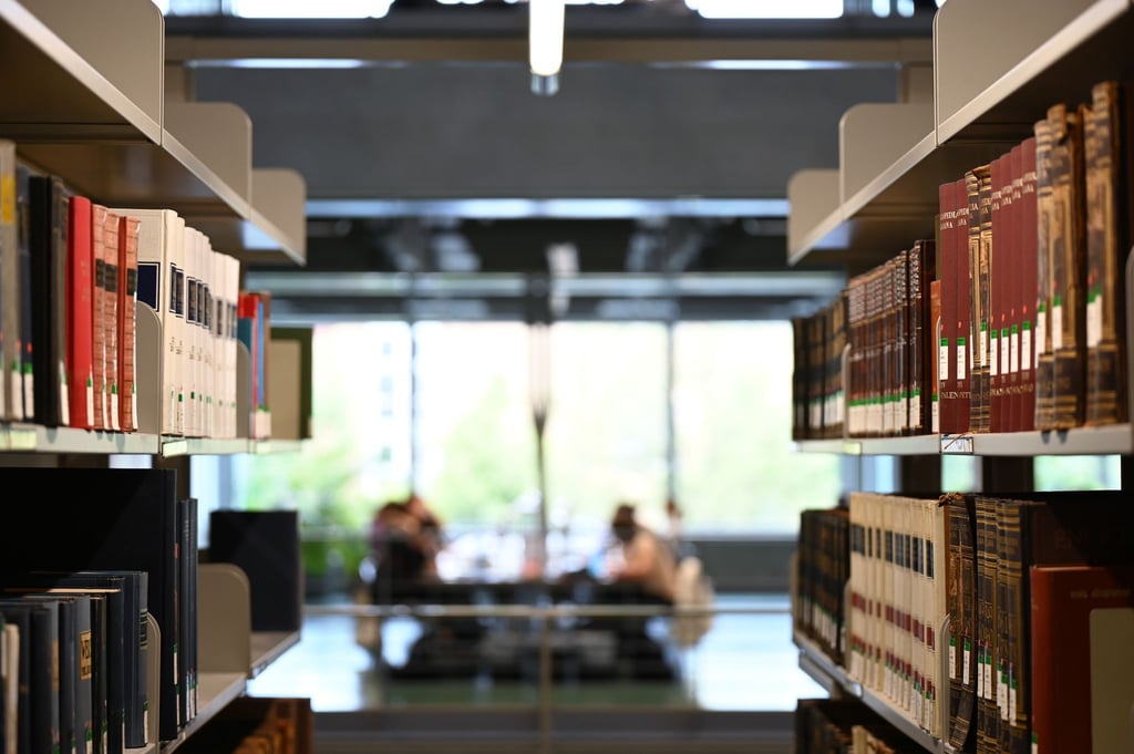 Bibliotheken sind in der Regel nur tagsüber geöffnet. (Archivbild)