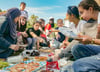 Beim internationalen Picknick im Skulpturenpark lernen sich die Schüler der Sprachklassen bei Spezialitäten aus ihren Heimatländern kennen. 