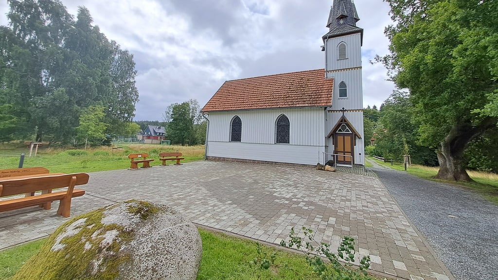 Die Holzkirche in Elend mit dem neuen Vorplatz.