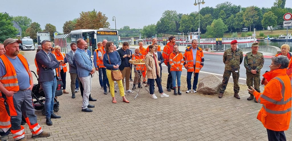 Ministerin Lydia Hüskens (rechts) bedankte sich zur Straßenfreigabe auf der B107 in Havelberg bei allen am Bau Beteiligten für die gute Arbeit und die Termintreue. Die FDP-Politikerin hob die Bedeutung der Verkehrsinfrastruktur hervor. „Sie ist wichtig und essenziell.“