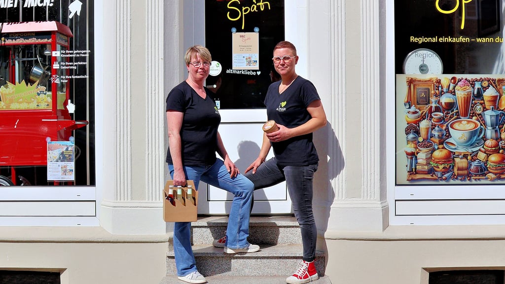 Inhaberin Kerstin Maslow (links) und Mitarbeiterin Johanna Billhardt schaffen in Havelberg auf der Altstadtinsel mit dem „Späti“ eine neue Einkaufsmöglichkeit.