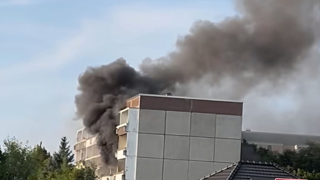 Dichter Rauch im Beethovenring: Innerhalb weniger Stunden brennt es in Coswig gleich zweimal.