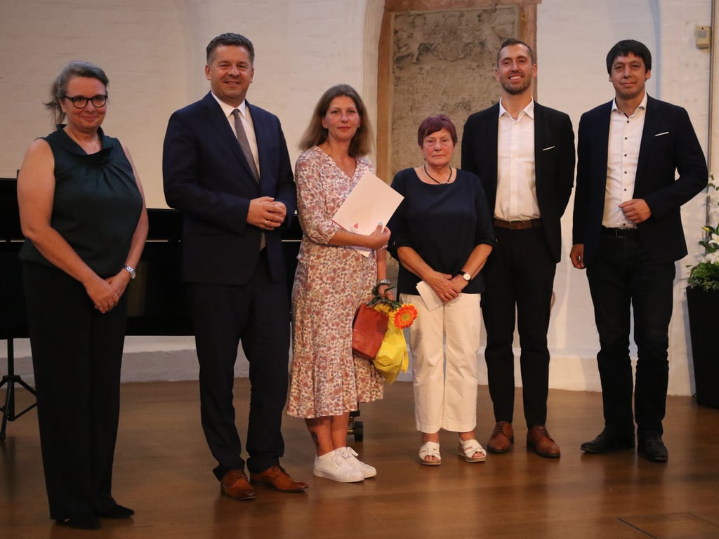 Michaela Oneßeit (von links) und Minister Sven Schulze gratulierten Svenja Reher aus Staffelde ebenso wie Ortsbürgermeisterin Ute Matthies, Oberbürgermeister Bastian Sieler und Landrat Patrick Puhlmann.