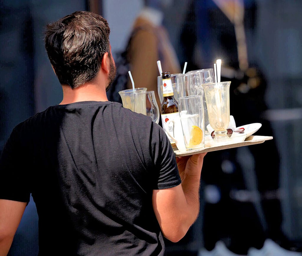 Mitarbeitern in der Gastronomie in Sachsen-Anhalt wird nach Gewerkschaftsangaben oft das Geld für Überstunden vorenthalten.