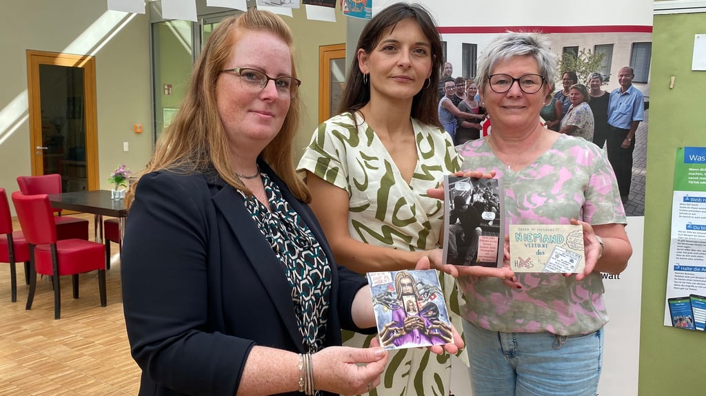 Gundel Wegerer (v.l.), Katja Klommhaus und Sylke Kühling zeigen die drei Gewinnerkarten im „EHFA“.