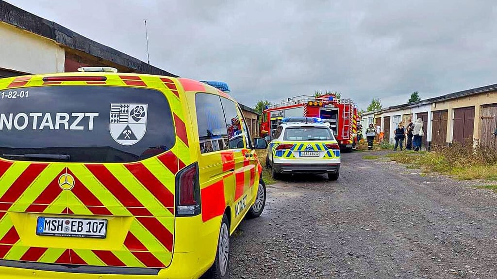 Die Feuerwehr, der Rettungsdienst und die Polizei waren nach dem Unfall in dem Garagenkomplex vor Ort.