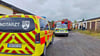 Die Feuerwehr, der Rettungsdienst und die Polizei waren nach dem Unfall in dem Garagenkomplex vor Ort. 