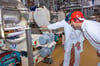 Patrick Puhlmann (rechts) erhält einen Einblick in die Produktion bei „DE-VAU-GE Gesundkostwerk“ in Tangermünde. Werkleiter Jörn Fischer führt ihn und Bürgermeister Steffen Schilm (nicht im Bild) durch das Werk.