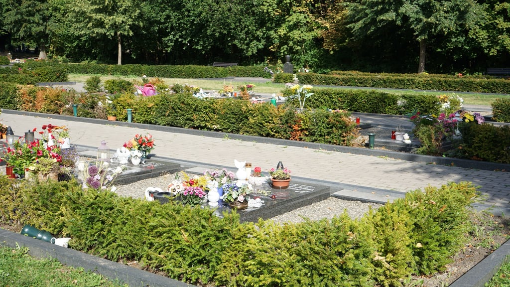 Die Urnenfelder werden der Reihe nach belegt, sodass Paare nach dem Tod zumeist nicht zusammenbleiben.