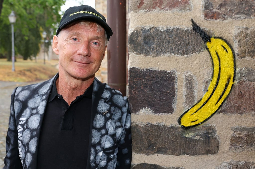 Künstler Thomas Baumgärtel zeichnet mit seinen Spay-Bananen weltweit Kunststätten aus.