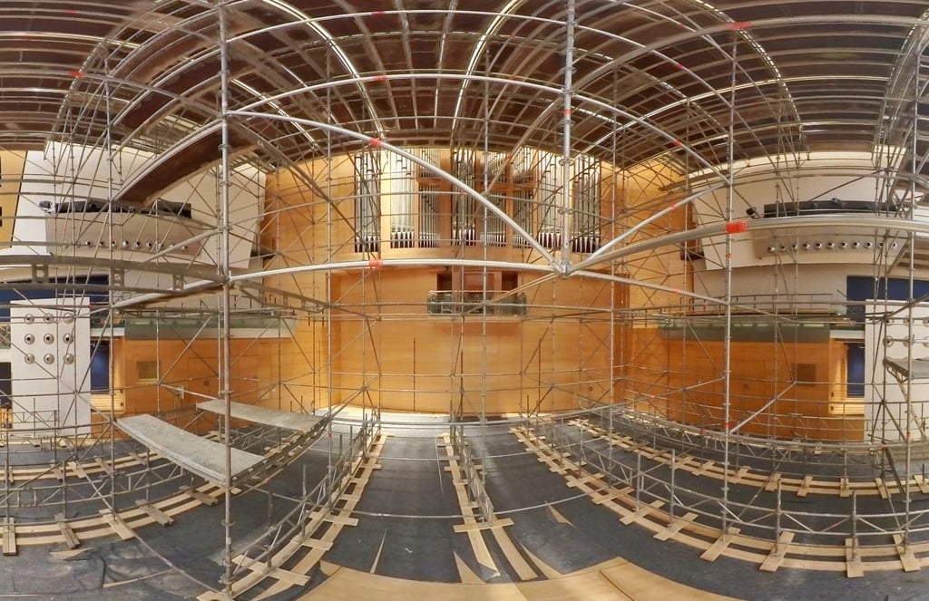 Die Orgel in der Händel-Halle ist derzeit von einem mehrere Meter hohen Gerüst versperrt.