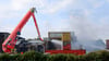 Container für Container mussten die Feuerwehrleute öffnen und ablöschen, damit keine neuen Brandherde entstehen.