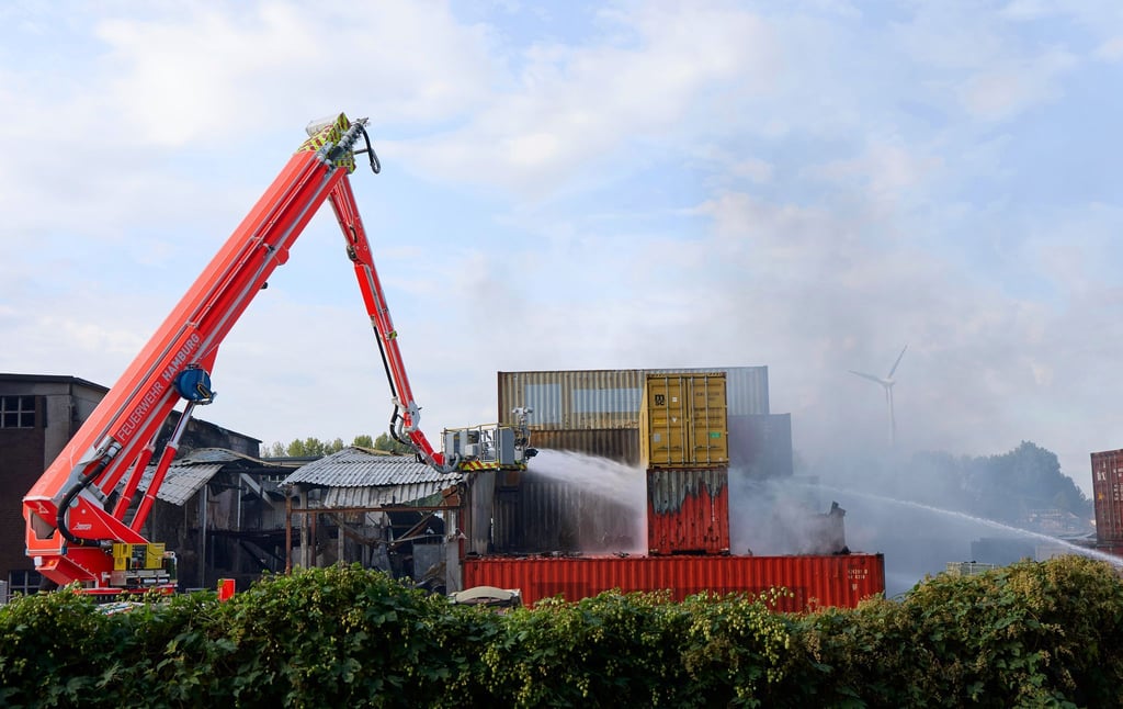 Container für Container mussten die Feuerwehrleute öffnen und ablöschen, damit keine neuen Brandherde entstehen.