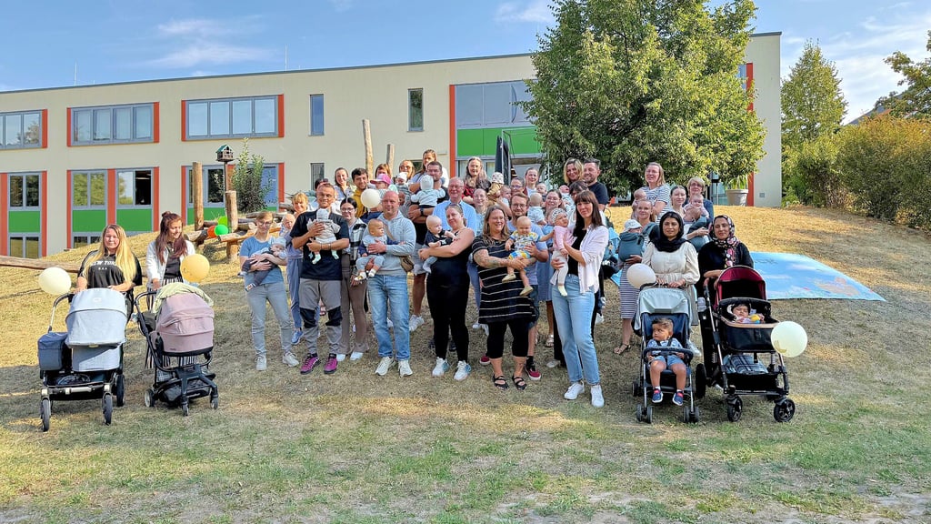 Das Baby-Picknick im Garten des Mehrgenerationenhauses in Wolfen-Nord war gut besucht. Zu Beginn gab es ein Gruppenbild.