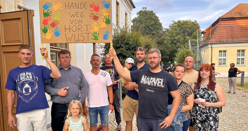 Wuster Eltern demonstrieren vor der Verbandsratssitzung vor dem Bürgerzentrum in Schönhausen gegen die beabsichtigte Schließung des Hortes in ihrem Ort.