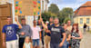 Wuster Eltern demonstrieren vor der Verbandsratssitzung vor dem Bürgerzentrum in Schönhausen gegen die beabsichtigte Schließung des Hortes in ihrem Ort. 