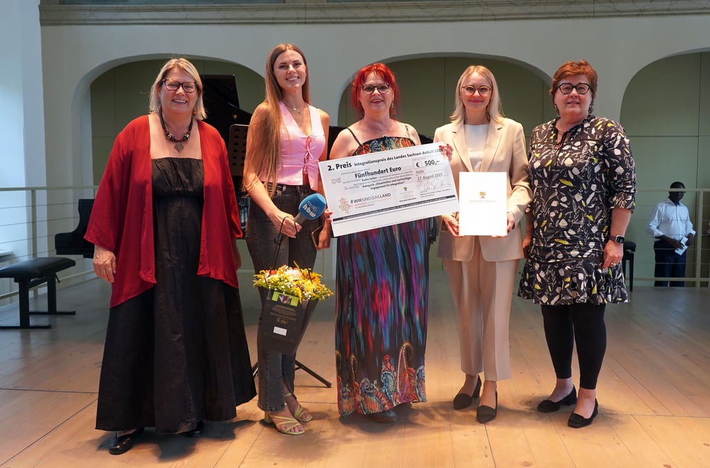 Radio Salām vom Trägerverein Lokalrundfunk Harz-Börde-Welle aus Aschersleben mit Susi Möbbeck (links) sowie (von rechts) Petra Grimm-Benne und Natalie Pawlik.