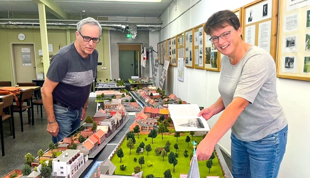 Steffi Schulze und Harald Fischer erkunden das historische Modell der Kornhausstraße vor 1945 im Infopunkt des Ziebigker Heimatvereins.