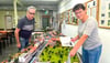 Steffi Schulze und Harald Fischer erkunden das historische Modell der Kornhausstraße vor 1945 im Infopunkt des Ziebigker Heimatvereins.