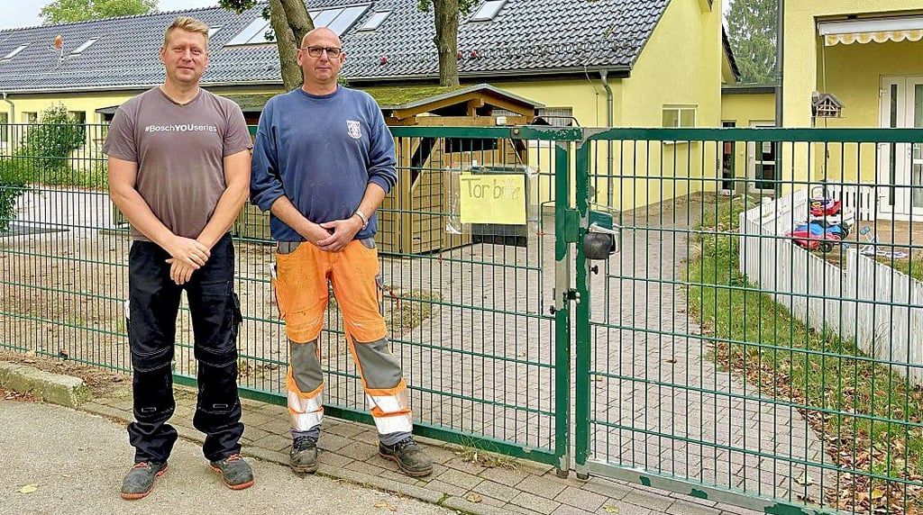 Ortsbürgermeister und Ortswehrleiter Henry Rousseau (l.) sowie Stadtwehrleiter Steffen Münter stehen vor der alten Kita in Raguhn.