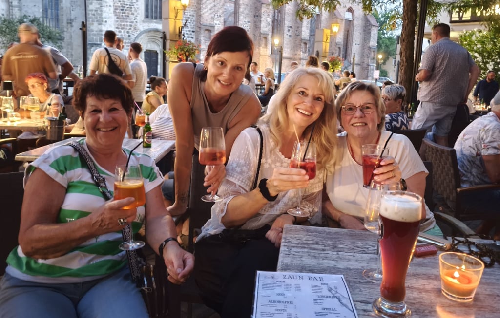 Freunde und Bekannte genießen einen Abend bei „Ein Glas am Zaun“ der Schloss Konditorei in Zerbst